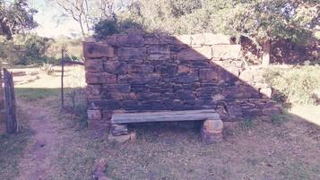 Un muro de piedra con un banco al frente.
