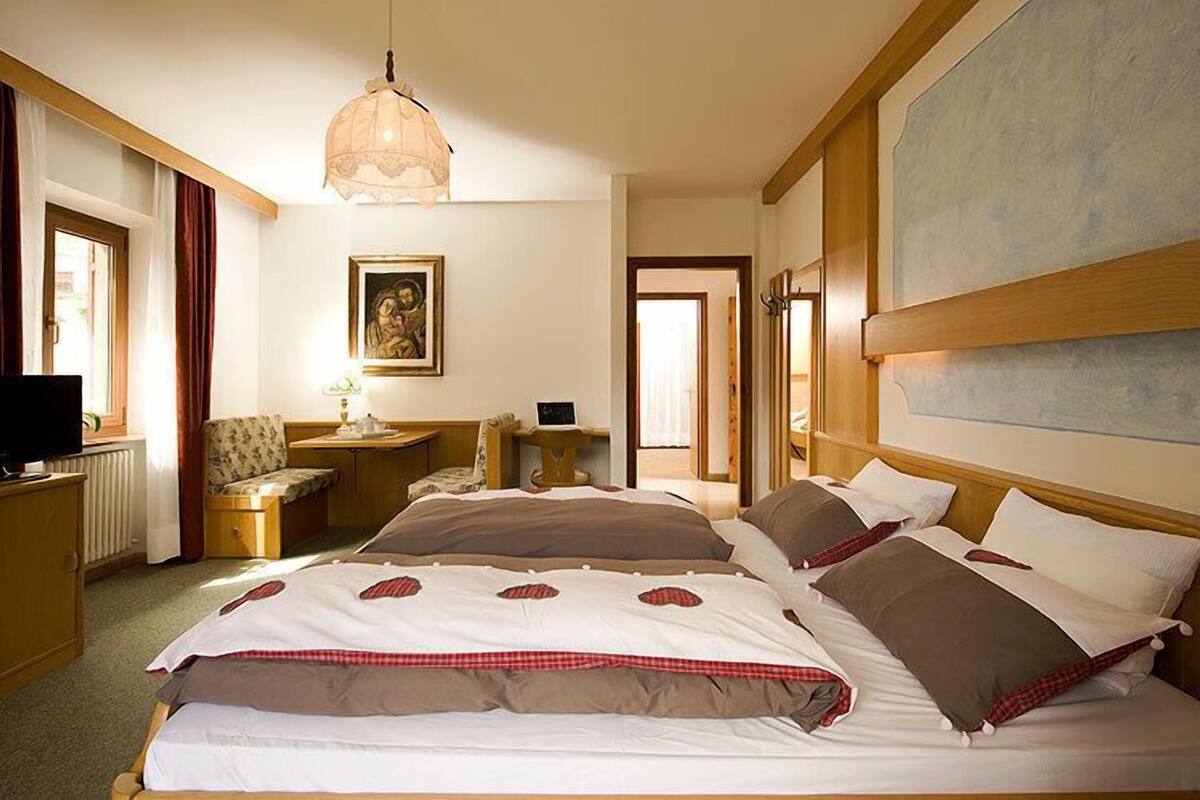 double room | 1 bedroom, desk, free wifi, bed sheets