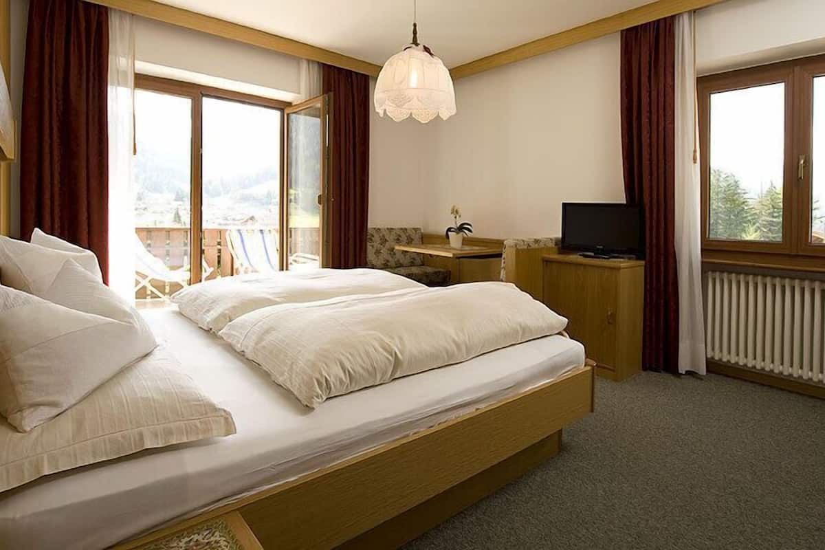 double room | 1 bedroom, desk, free wifi, bed sheets