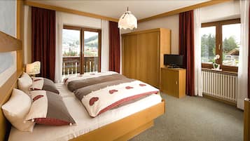 Double Room | Desk, free WiFi, bed sheets