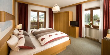 Escritorio, wifi gratis y ropa de cama 