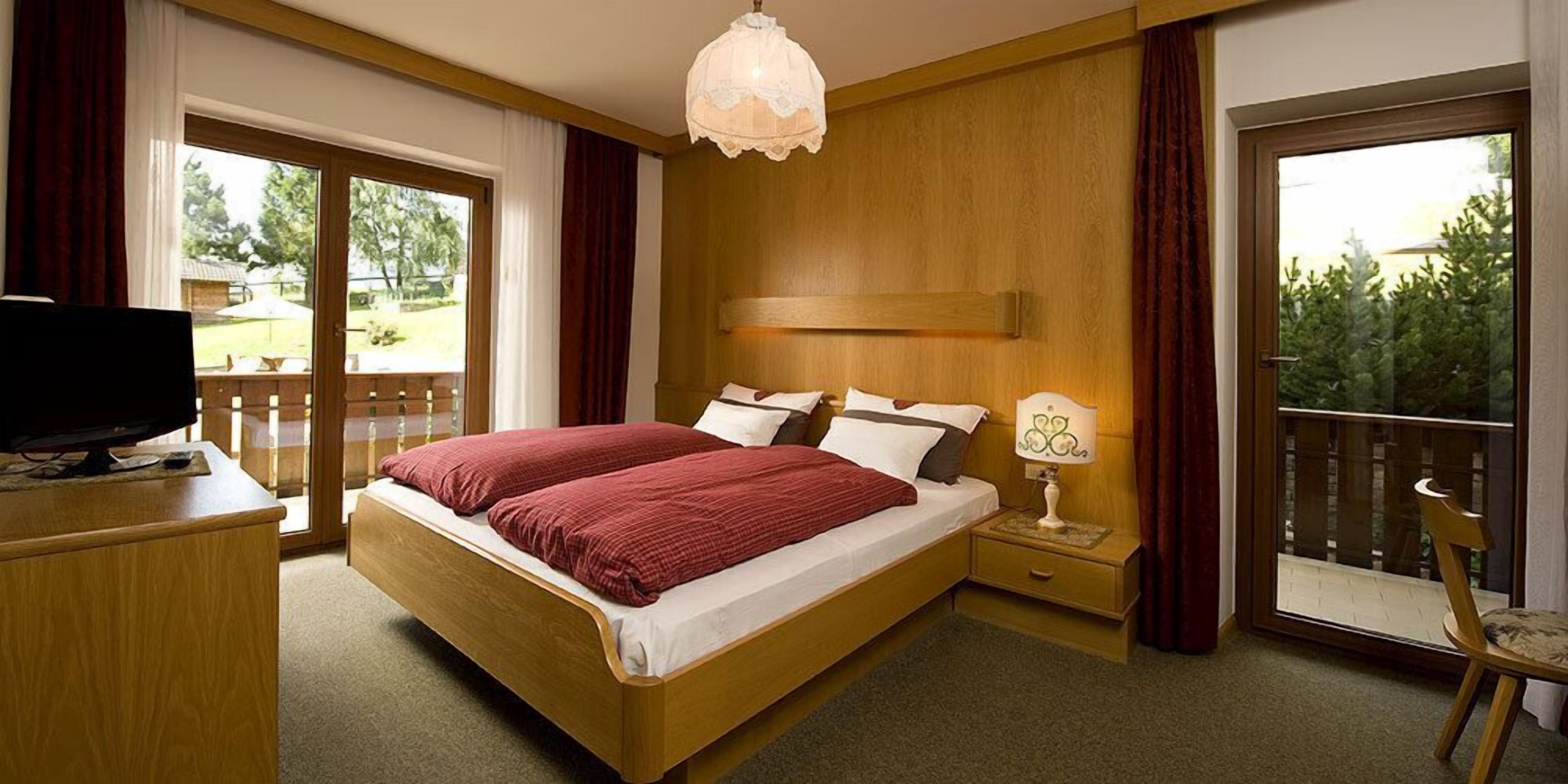 double room | 1 bedroom, desk, free wifi, bed sheets