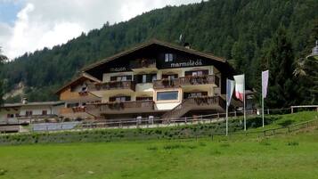 Vista frontal de la propiedad