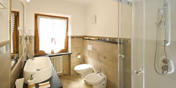 Chambre Double | Salle de bain | Douche, douche à « effet pluie », sèche-cheveux, bidet