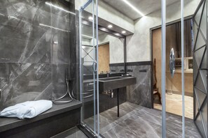 Presidential Suite | Bathroom | Shower, rainfall showerhead, free toiletries, hair dryer - Santa Caterina Relais (Rome)