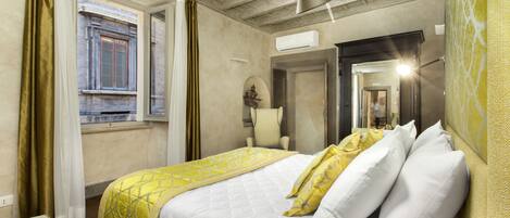 Familie suite, 2 slaapkamers | Luxe beddengoed, een minibar, een kluis op de kamer