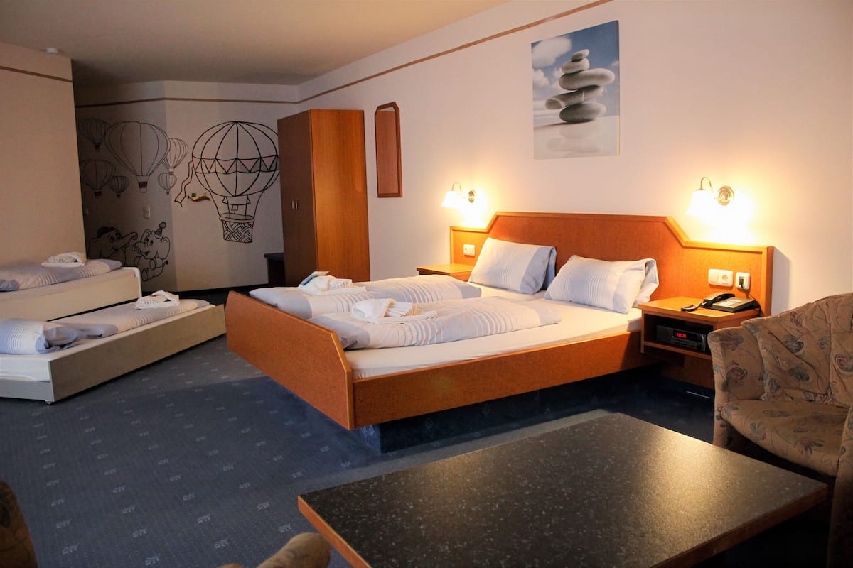 Familiekamer, uitzicht op bergen | Een bureau, verduisterende gordijnen, gratis wifi, beddengoed