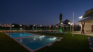 Útilaug sem er opin hluta úr ári