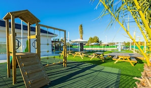 Zona de juegos infantil al aire libre