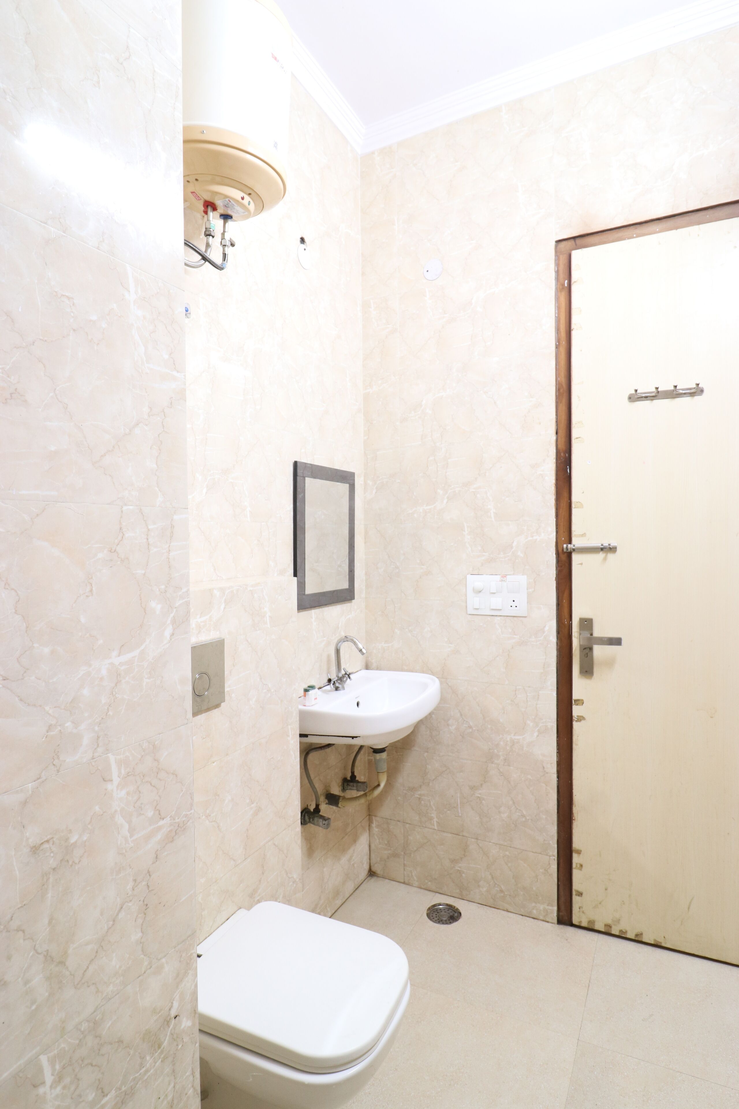 Deluxe Room, 1 Double Bed, Non Smoking | Bathroom | Shower, free toiletries, towels