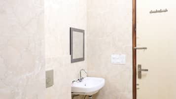 Deluxe Room, 1 Double Bed, Non Smoking | Bathroom | Shower, free toiletries, towels