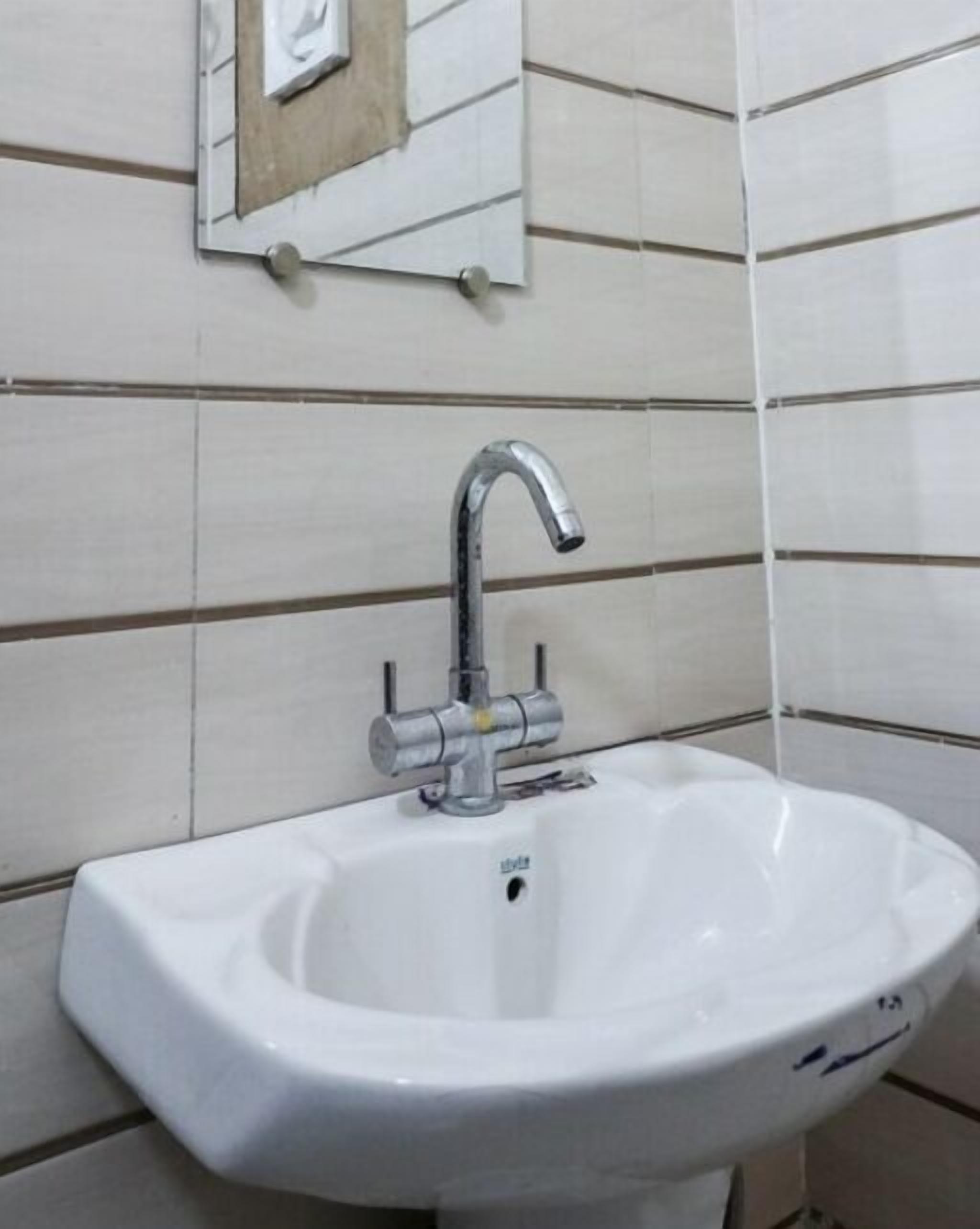 Shower, free toiletries, towels