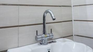 Shower, free toiletries, towels