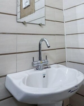 Shower, free toiletries, towels