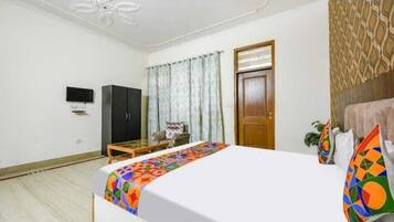 Deluxe Double Room | Individually decorated, desk, laptop workspace, soundproofing