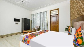 Phòng đôi Deluxe | 1 phòng ngủ, trang trí khác biệt, bàn 