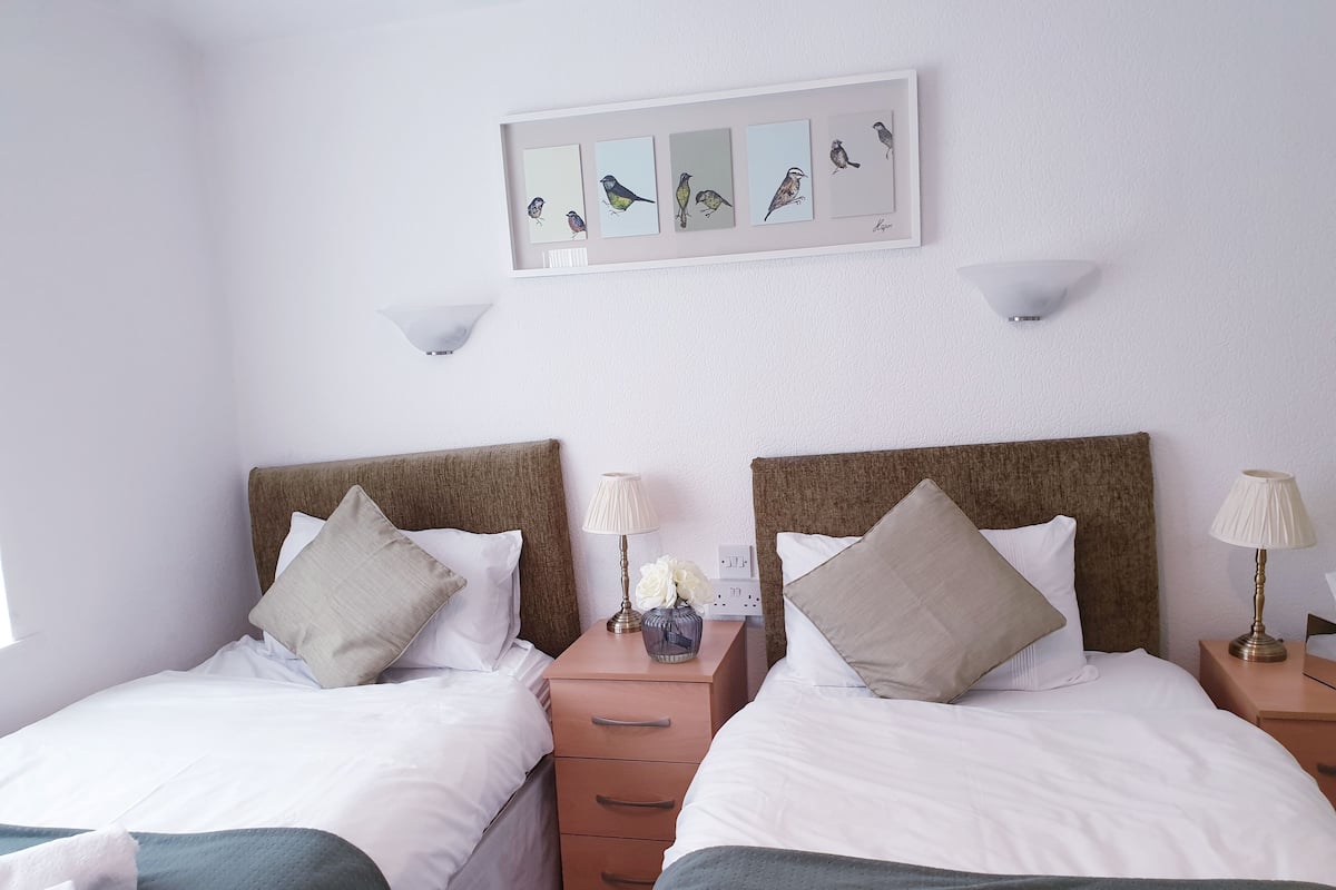 Basic Twin Room | Peralatan tempat tidur premium, dihias secara berasingan