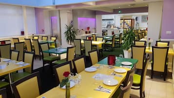 Breakfast and dinner served