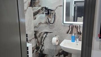 Quarto casal ou duplo básico | Banheiro | Chuveiro, produtos de toalete grátis, secador de cabelo
