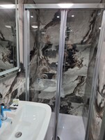 Ducha, artĂculos de tocador gratuitos, secador de pelo, toallas