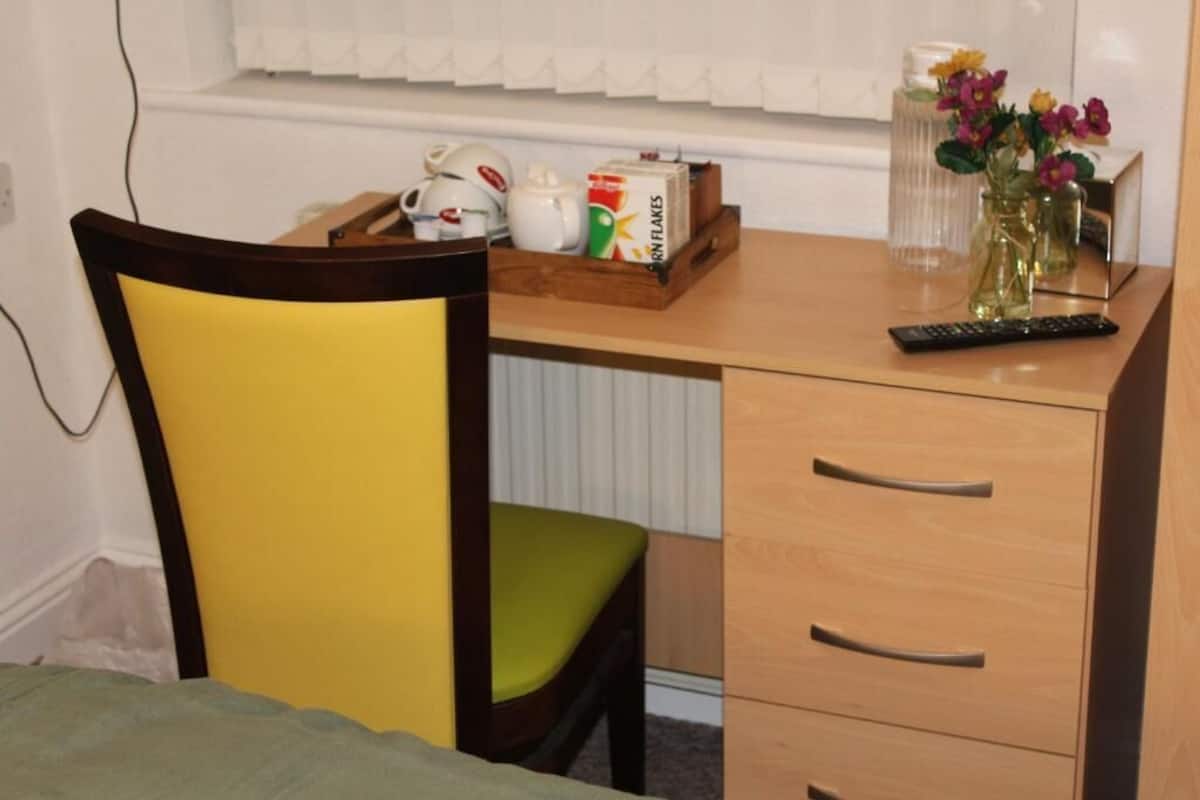 Basic Double or Twin Room | Makan dalam bilik