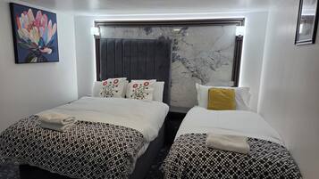 Kamar Double atau Twin Basic | Seprai premium dan didekorasi berbeda-beda