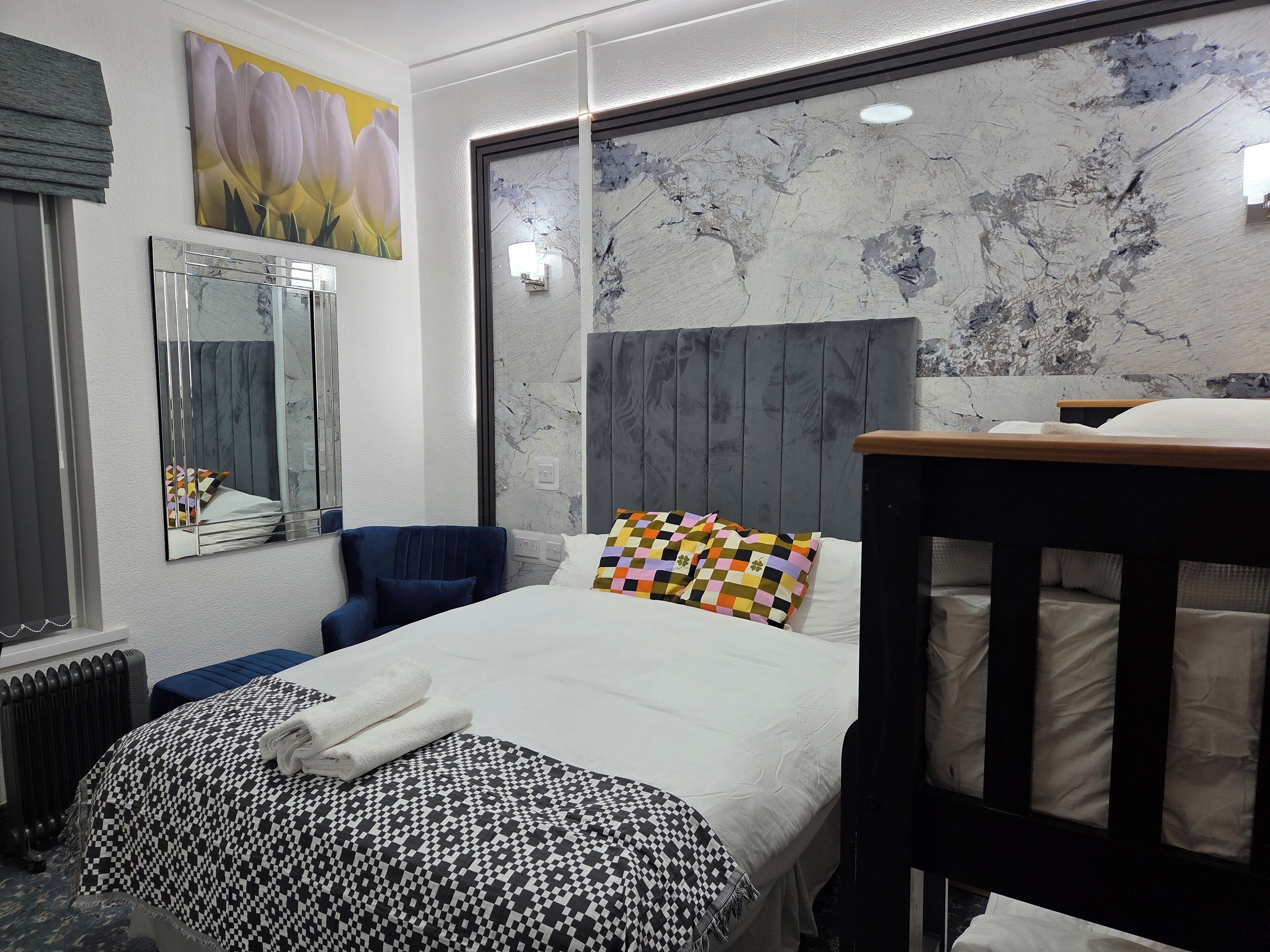 Eenvoudige kamer, 1 twee- of 2 eenpersoonsbedden | Luxe beddengoed, individueel gedecoreerd, individueel gemeubileerd