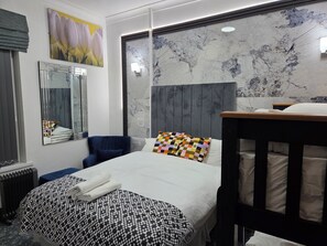 Eenvoudige kamer, 1 twee- of 2 eenpersoonsbedden | Luxe beddengoed, individueel gedecoreerd, individueel gemeubileerd