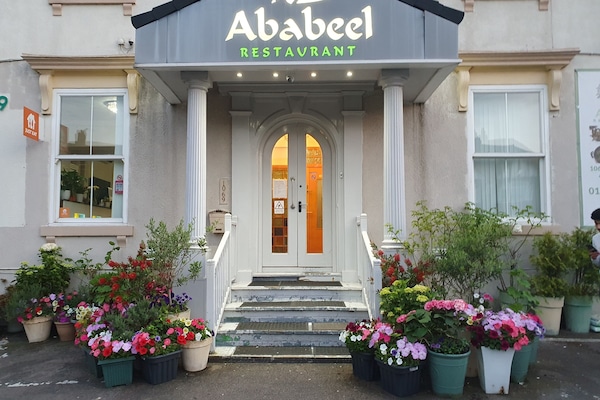 Habitación clásica doble | Ropa de cama de alta calidad y decoración individual