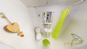 Douche, articles de toilette gratuits, sèche-cheveux