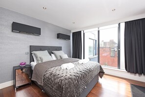 Penthouse- balcony apartment | Hypo-allergenic bedding, individually decorated, individually furnished - The Glasshouse Apartments (London)