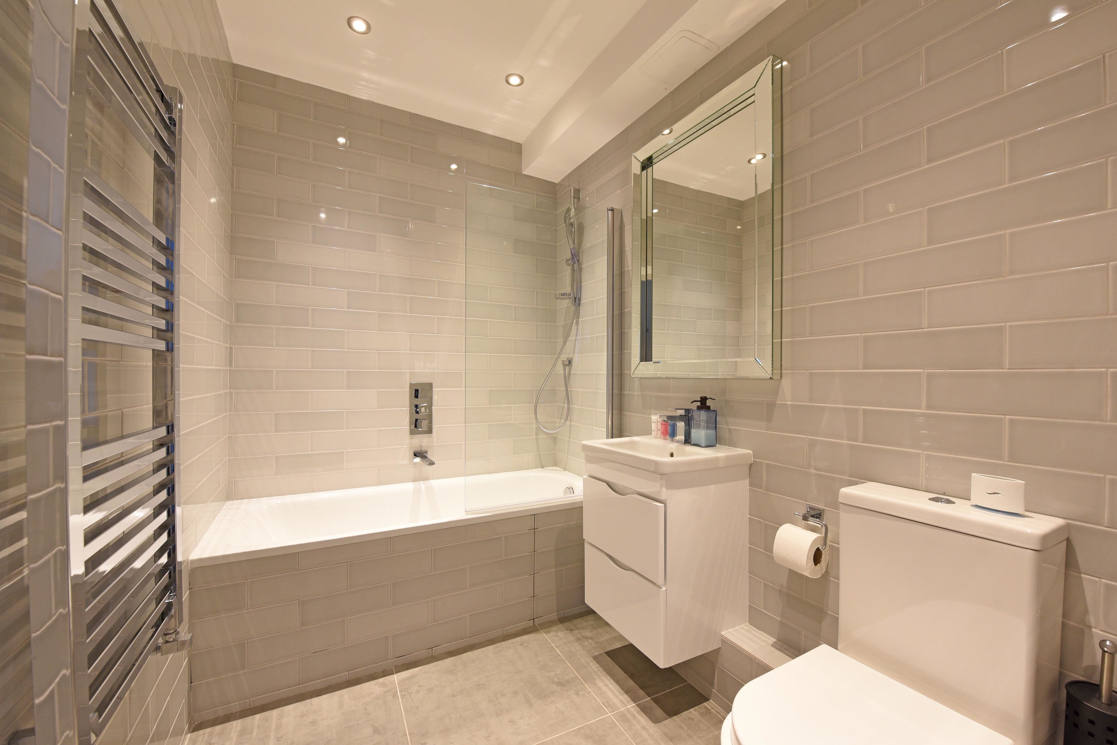 Two bedroom apartment | Kamar mandi | Kombinasi shower/bathtub, pancuran hujan,  dan perlengkapan mandi gratis