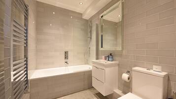 Two bedroom apartment | Kamar mandi | Kombinasi shower/bathtub, pancuran hujan, dan perlengkapan mandi gratis