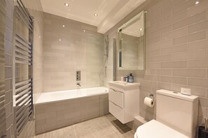 Two bedroom apartment | Bathroom | Combined shower/tub, rainfall showerhead, free toiletries, hair dryer - The Glasshouse Apartments (London)