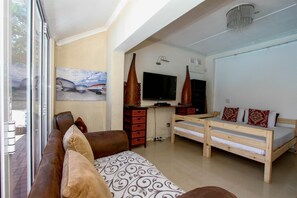 Flat-screen TV - Umhlanga Backpackers (Umhlanga)