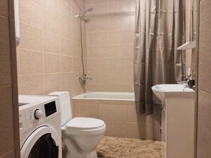 Apartment, 1 Bedroom (14) | Bathroom - Zolotoy Klyuchik ApartHotel (Vladivostok)