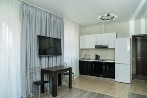 Apartment, 1 Bedroom (10) | Private kitchen | Fridge, microwave, oven, stovetop - Zolotoy Klyuchik ApartHotel (Vladivostok)