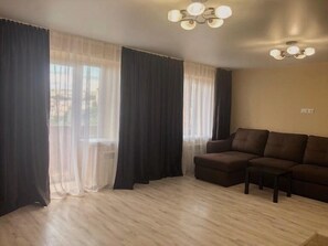 Apartment, 1 Bedroom (14) | 1 bedroom, desk, soundproofing, iron/ironing board - Zolotoy Klyuchik ApartHotel (Vladivostok)