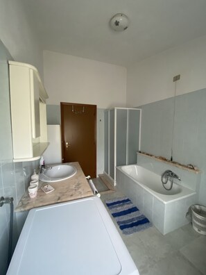 Badewanne, Haartrockner, Bidet