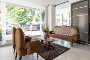 Coin salon dans le hall