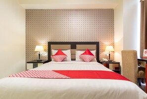 Quarto casal luxo | Escrivaninha, Wi-Fi de cortesia, roupa de cama