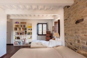 4 bedrooms, iron/ironing board, free WiFi, bed sheets - Casale Oliva in a landscape of oaks, olives and cherry trees. (Santa Vittoria In Matenano)