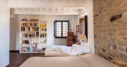 Casale Oliva in a landscape of oaks, olives and cherry trees.