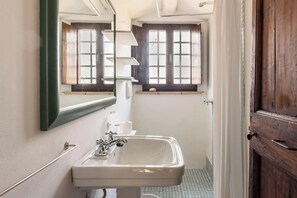 Sèche-cheveux, serviettes fournies, savon, papier toilette