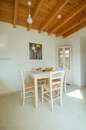 Room | In-room dining - Thyone Studio Cottage (Vavla)