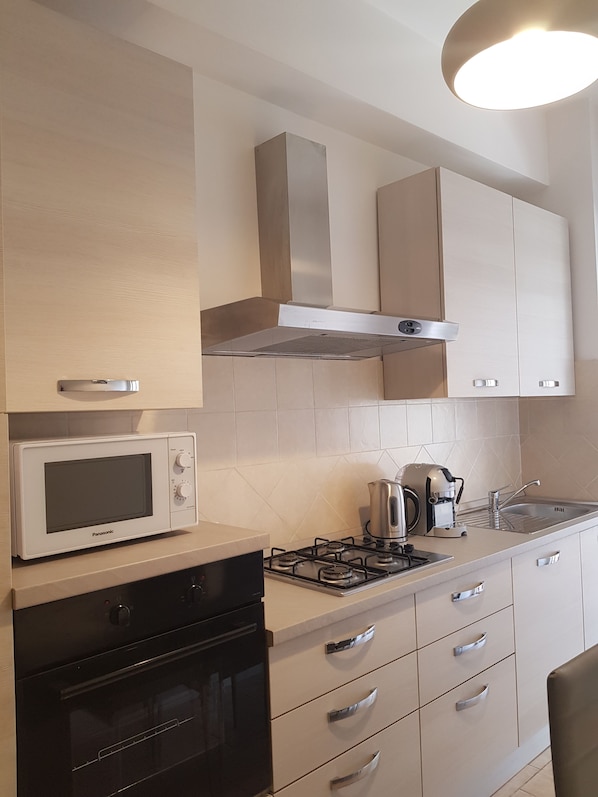 Mikrowelle, Ofen, Herdplatte, Wasserkocher mit Kaffee-/Teezubehör