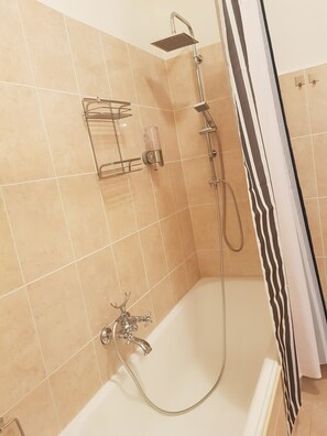 Combined shower/bathtub, hair dryer, bidet, towels - Close to Trastevere and Vatican (Rome)