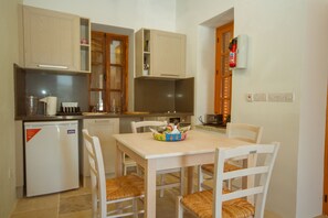 Cottage | Private kitchen | Fridge, oven, stovetop, cookware/dishes/utensils - Thyone Uno Bal Cottage (Vavla)