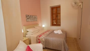 Cottage | 2 bedrooms, iron/ironing board, free WiFi, bed sheets