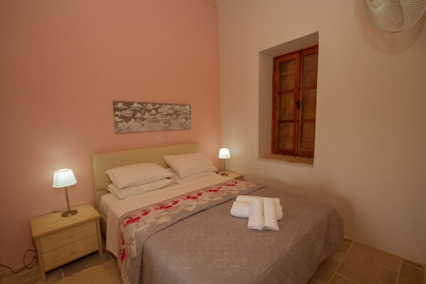 コテージ | 2 室のベッドルーム、アイロン / アイロン台、WiFi (無料)、ベッドシーツ